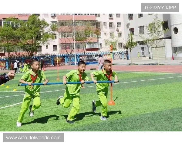 群众组比赛家长带孩子观赛，体育精神代际传递