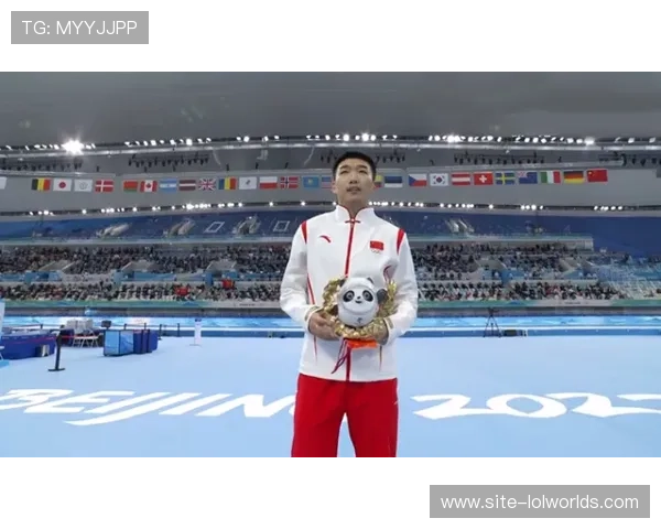 冠军选手与教练相拥瞬间,激动泪水见证辛勤付出。 冠军选手与教练相拥瞬间,激动泪水见证辛勤付出。