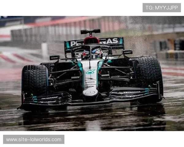 安东内利首次驾驶梅赛德斯W17赛车，围场聚焦意大利新星表现