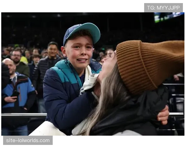 中场休息：小球迷与球员互动获赠球衣